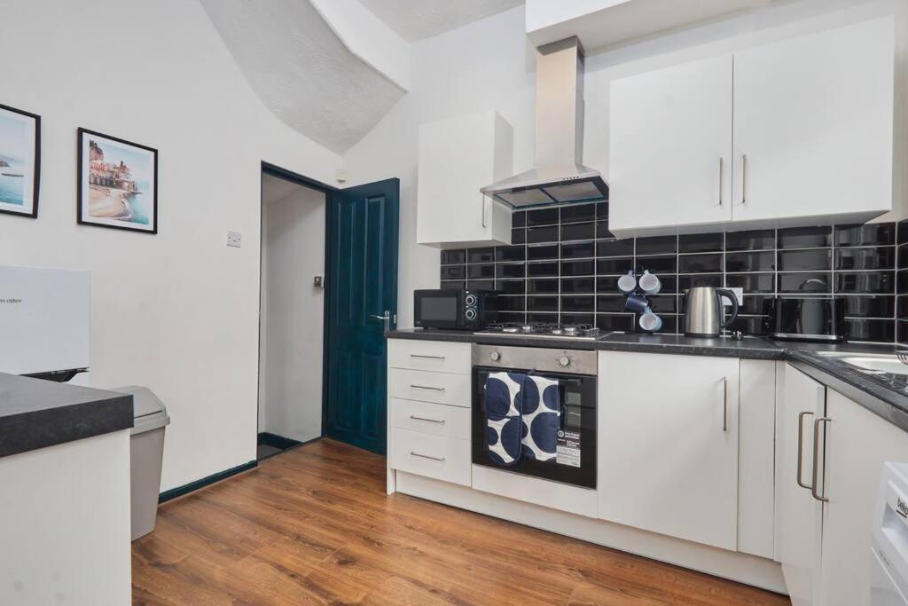 Large House Close To Leeds - Ideal For Groups Екстер'єр фото