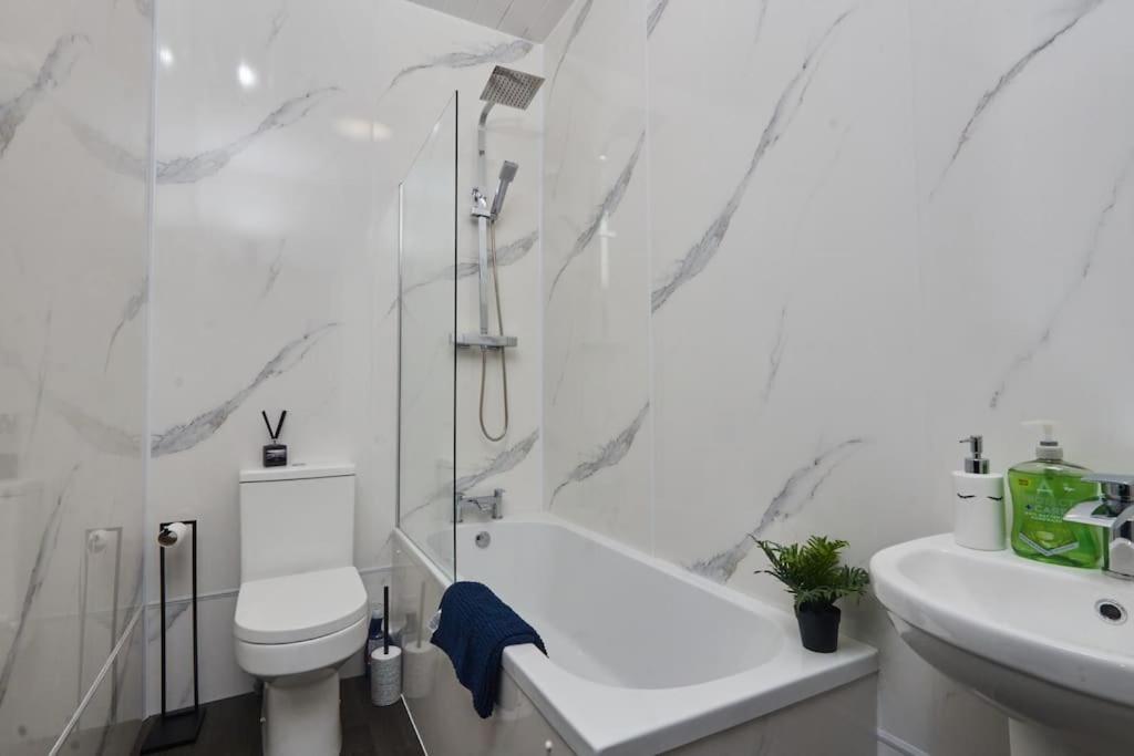 Large House Close To Leeds - Ideal For Groups Екстер'єр фото